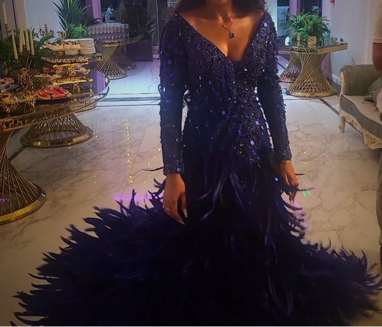 Rochie cu pene extravaganta de închiriat 450 RON sau achiziționat