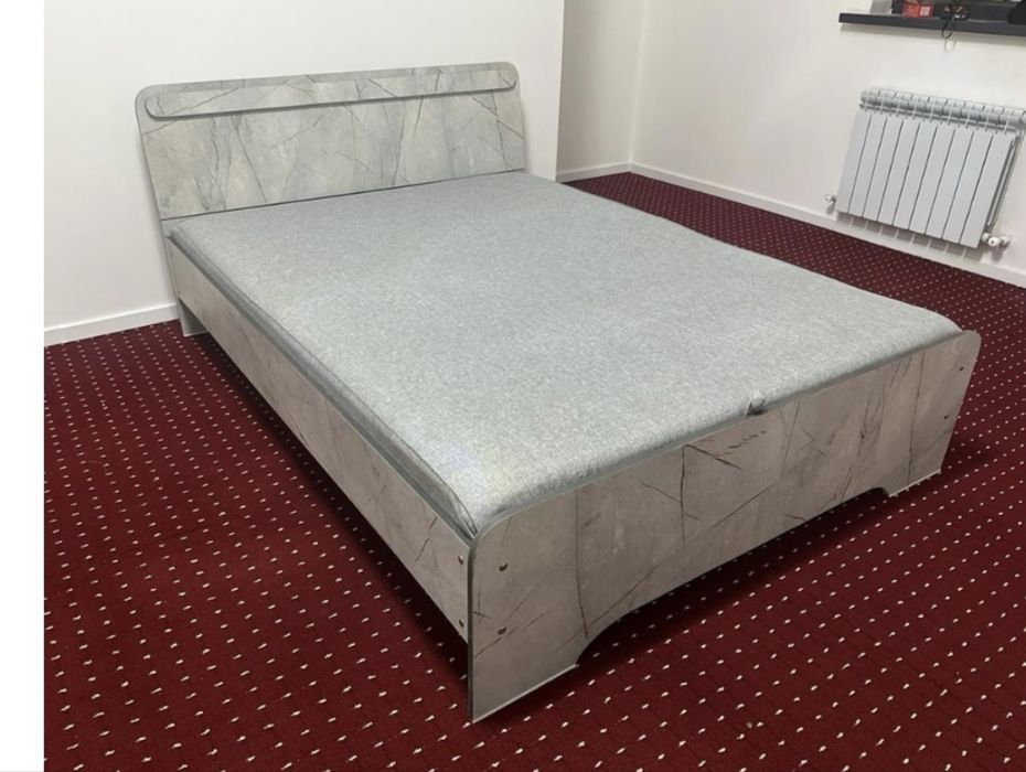 кровать с матрасом
