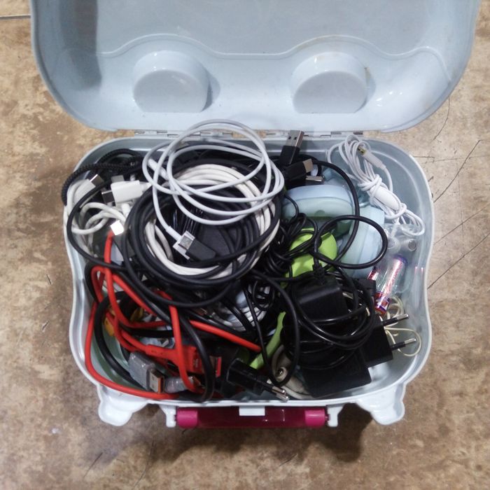 Продам наушники зарядки итд