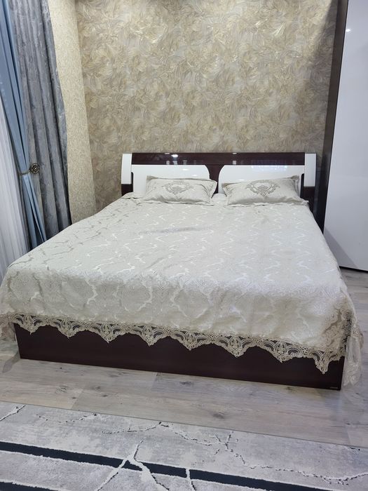 Двуспальная кровать 180×200 с матрасом