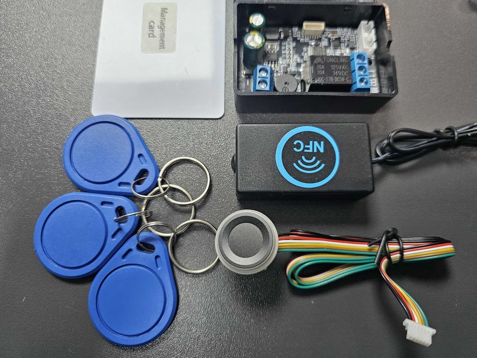 Контрол на достъп управление бариери врати гараж биометрия карта чип