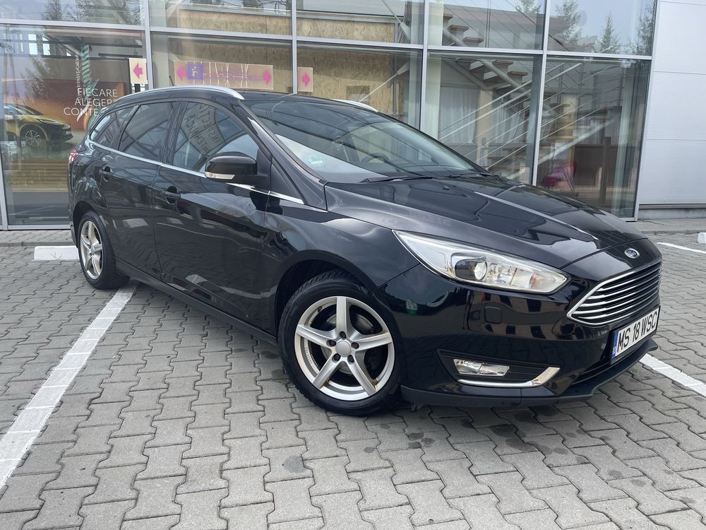Ford Focus TITANIUM-1.5Dtci-Climatronic-Bi Xenon-Navigatie !