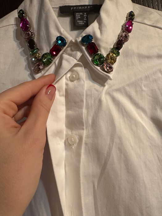 бяла риза с камъни