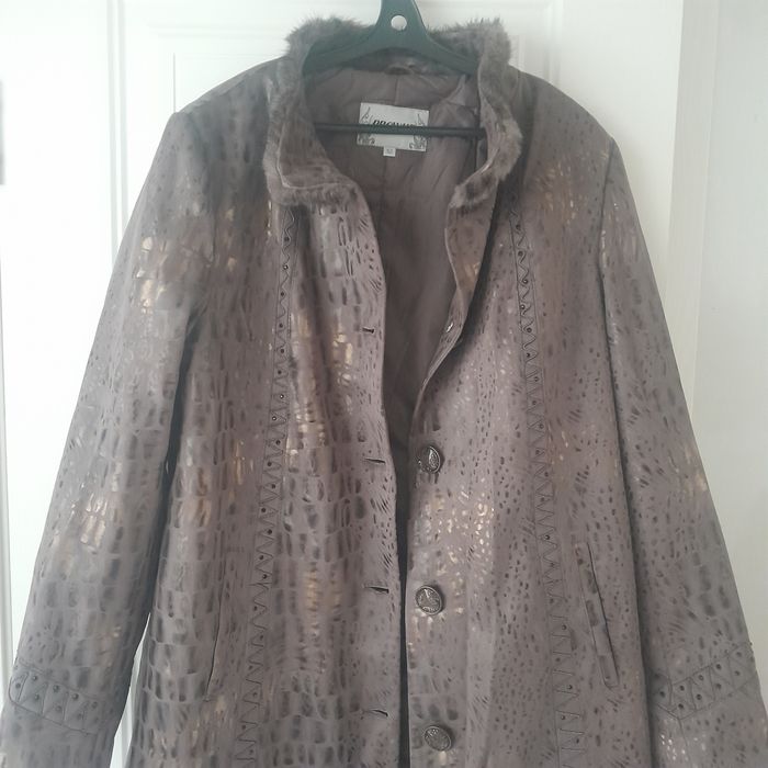 Продам новое пальто женское