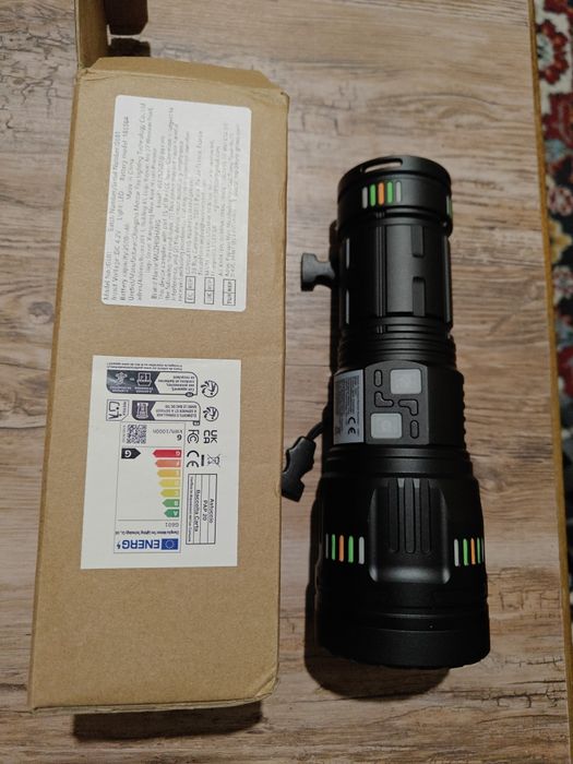 Дълекобоен, мощен, LED фенер,метален, тип лазерен!