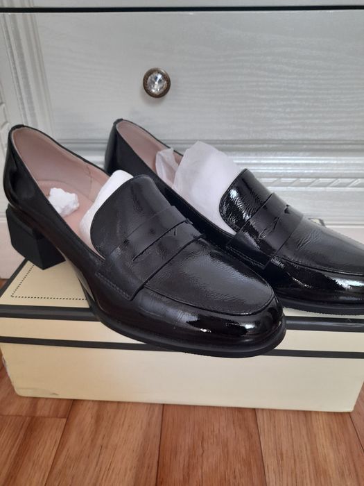 Продам женские лакированные туфли