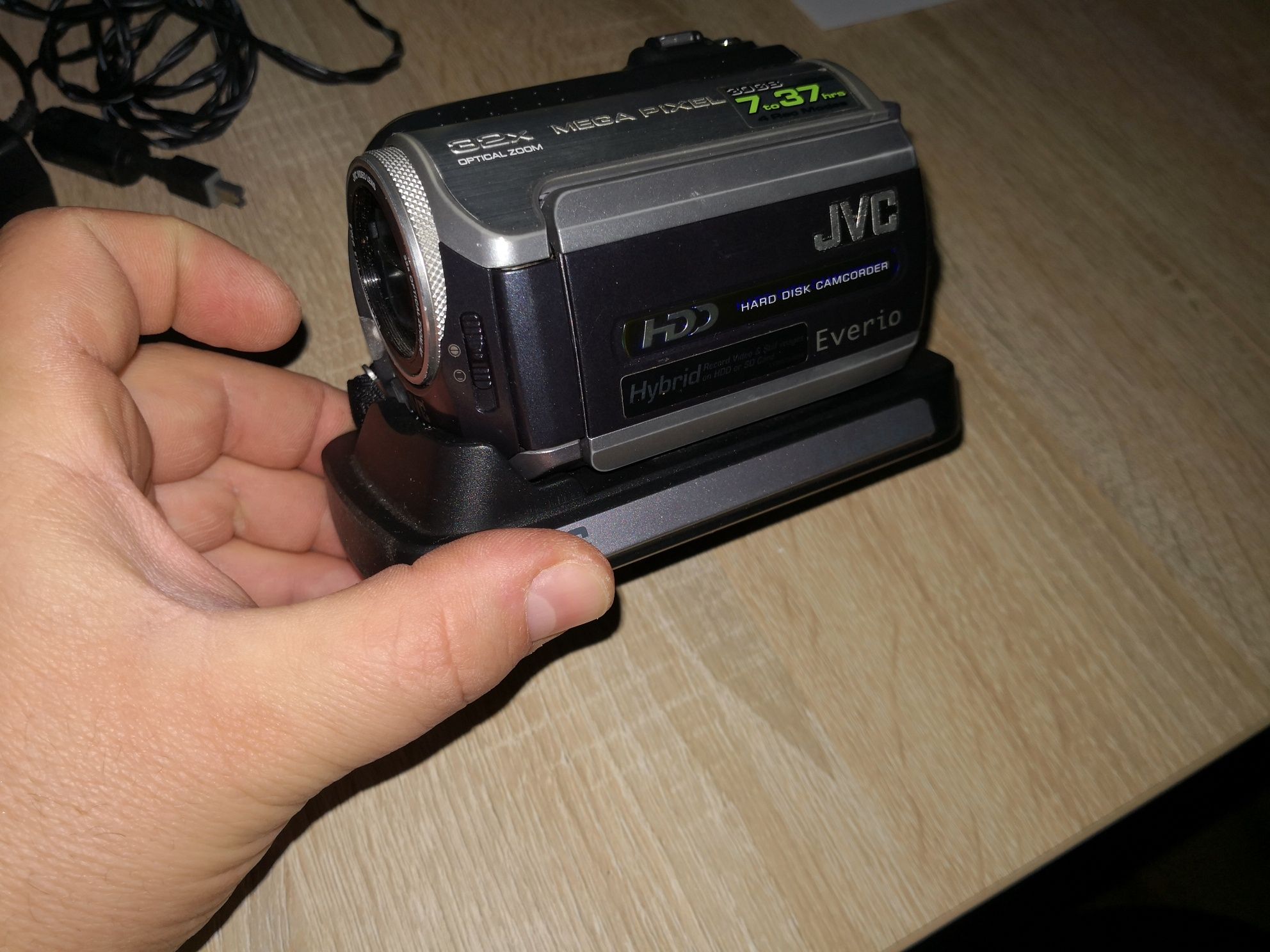 Vând camera JVC hdd