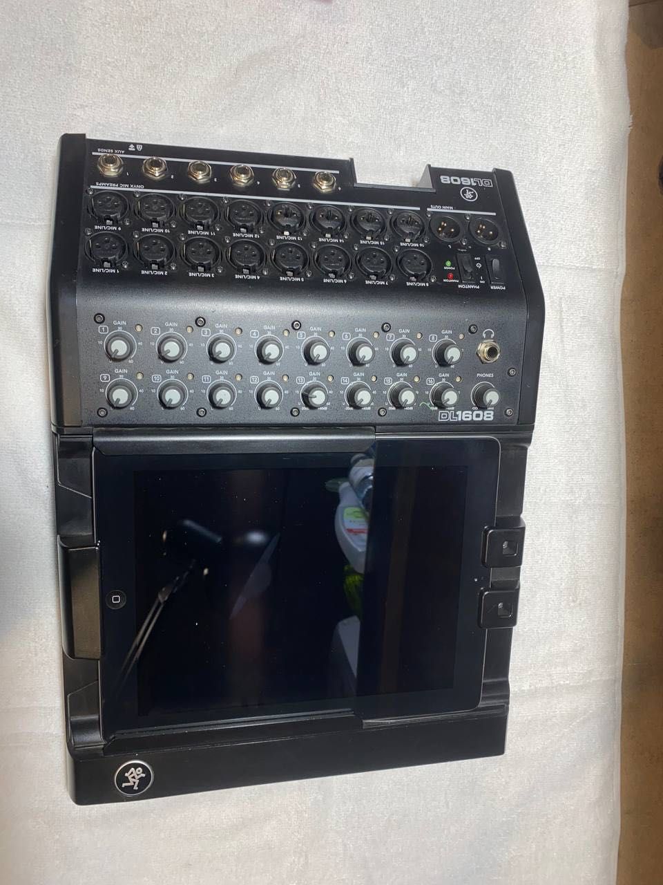 Цифровой микшерный пульт Mackie DL1608