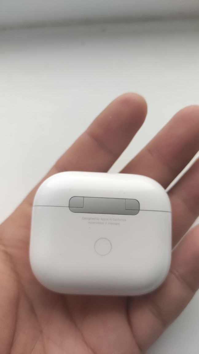 Продам оригинал кейс от Airpods 3