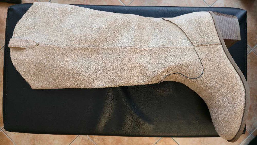 Чисто нови бежови велурени ботуши