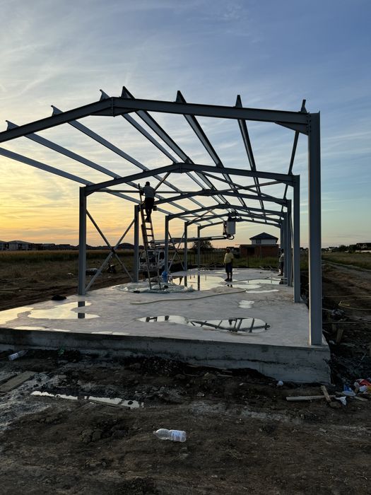 Vand Hala Metalica cu usi sectinale completa la gata cu panouri