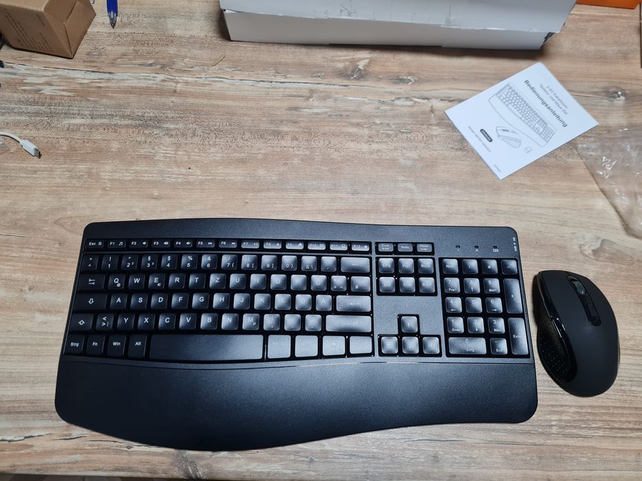 Set tastatura si mouse fara fir 2.4G, wrist wrest, QWERTZ, Negociabil