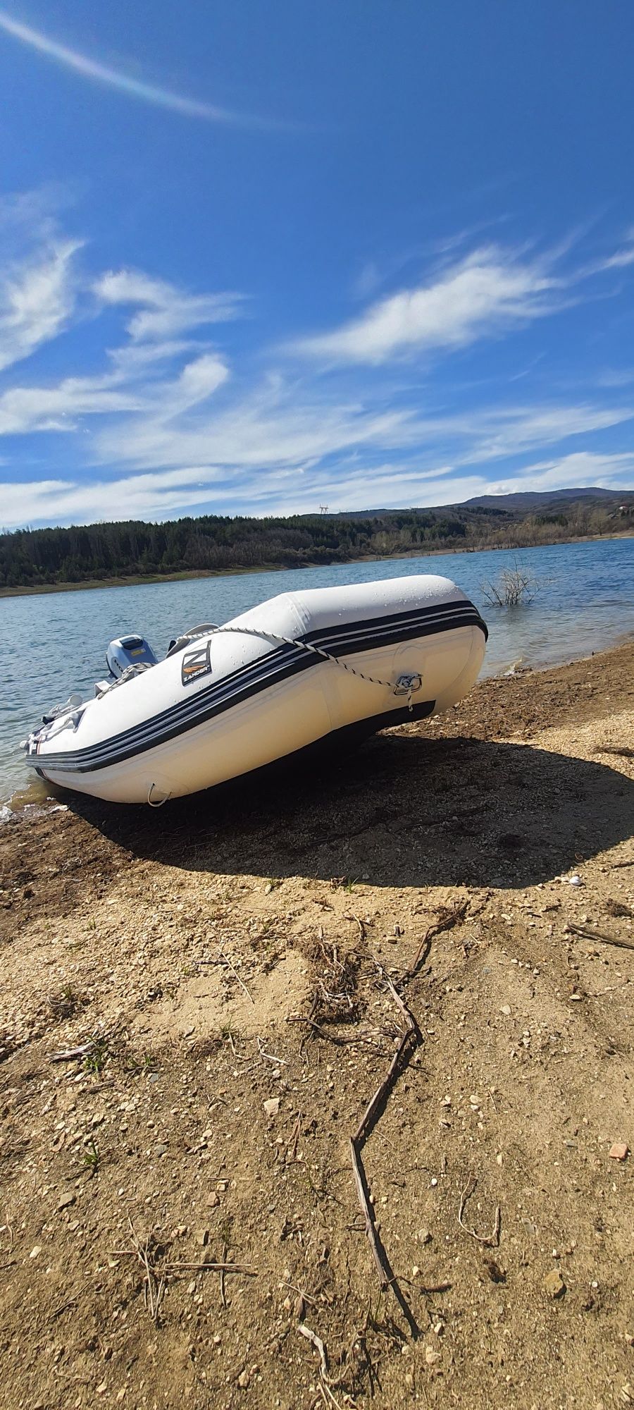 Надуваема лодка с твърдо алуминиево дъно 330см,с двигател хонда 6hp с