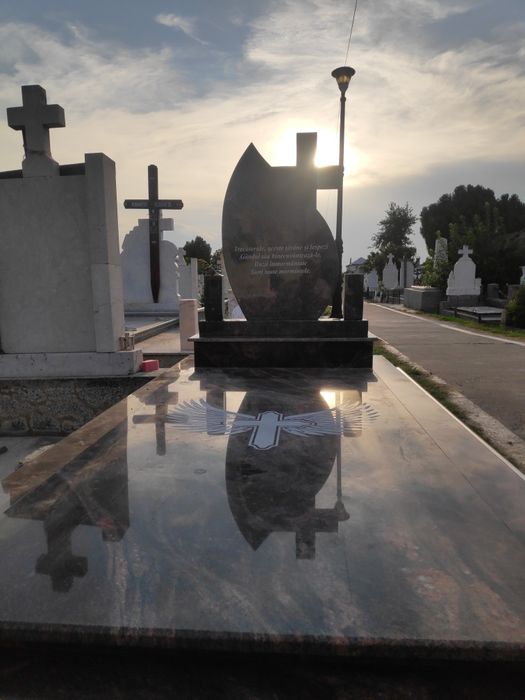Placari morminte, cruci monumente funerare granit marmura restaurari
