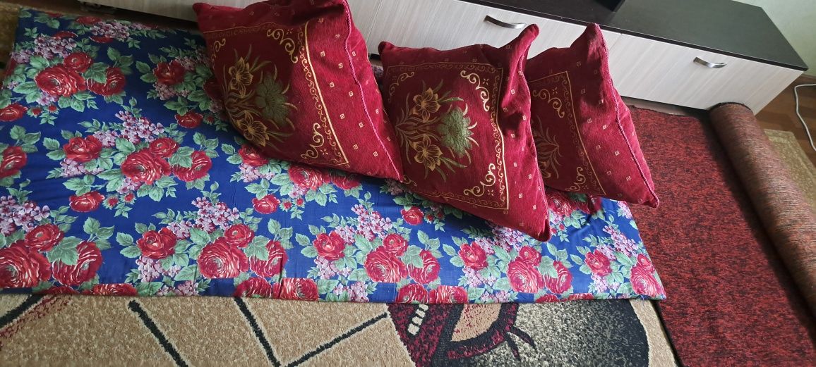 Продам декоративные подушки, матрас, дорожки