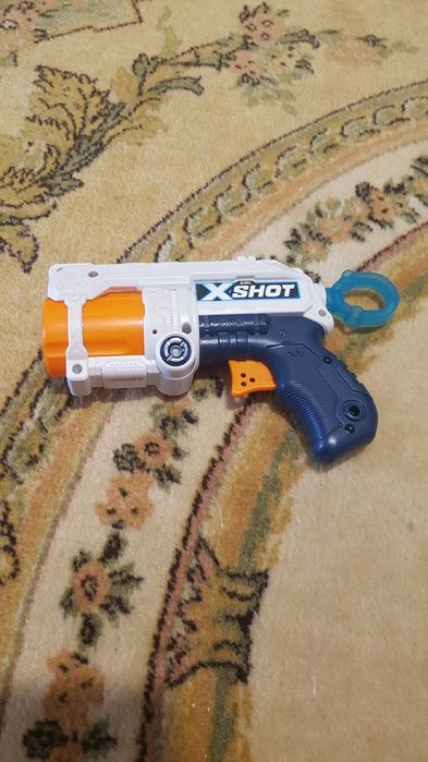 Vând pistol jucare.