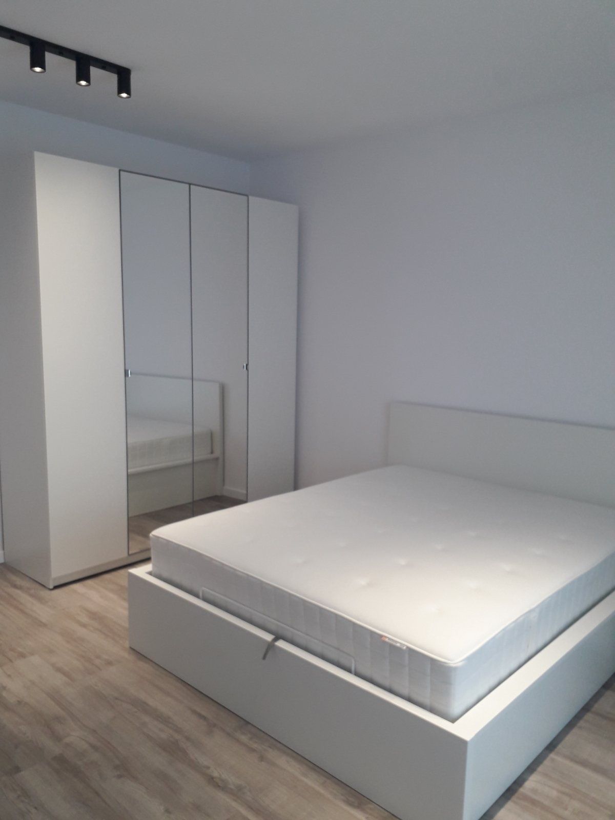 Închiriez apartament o camera