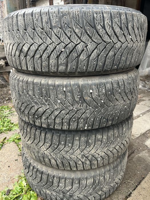 Продам шины зимние на шипах трианджил,215/55/17