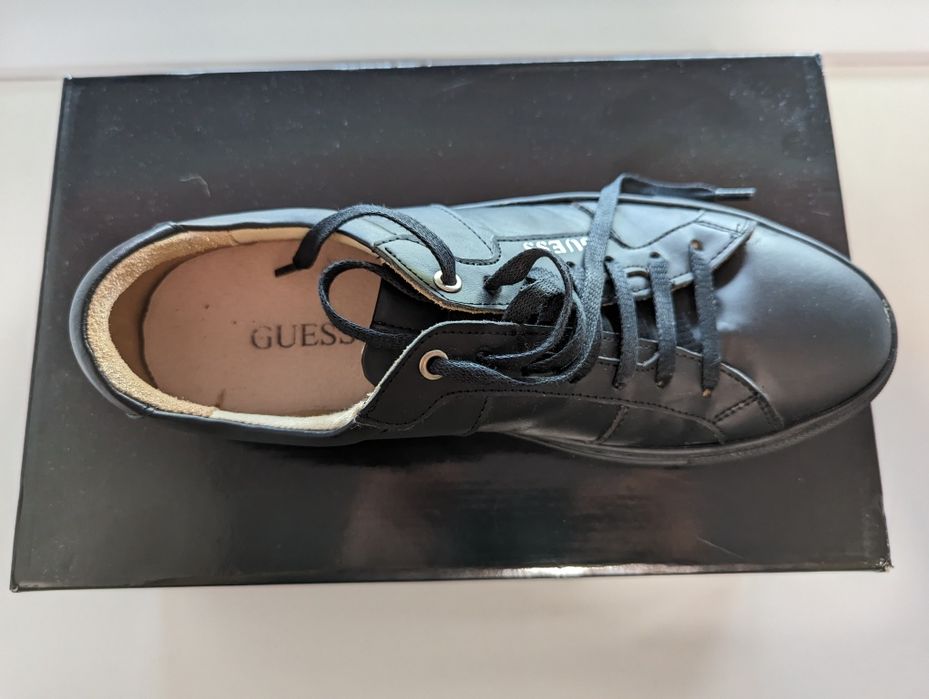 Vând papuci Guess