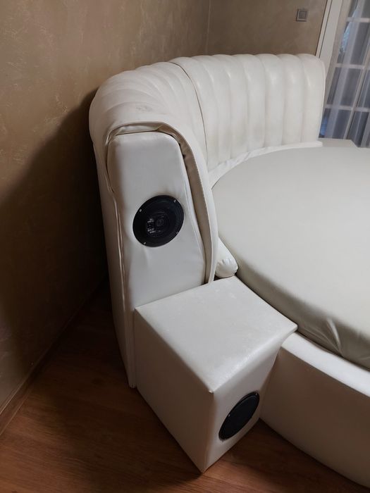 Кръгла спалня с музика