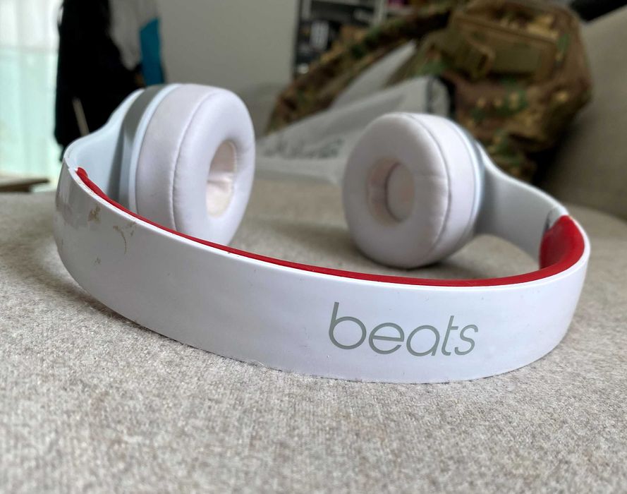 Casti Beats Solo 2 On-Ear Wireless - albe - defect la rama - originale