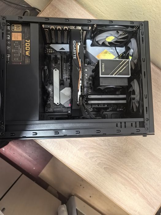 Calculator complet de gaming cu monitor și i7 9700