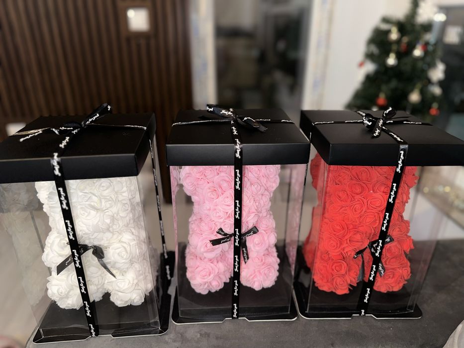 Подаръчно мече с вечни рози и елегантна панделка - идеално за празници