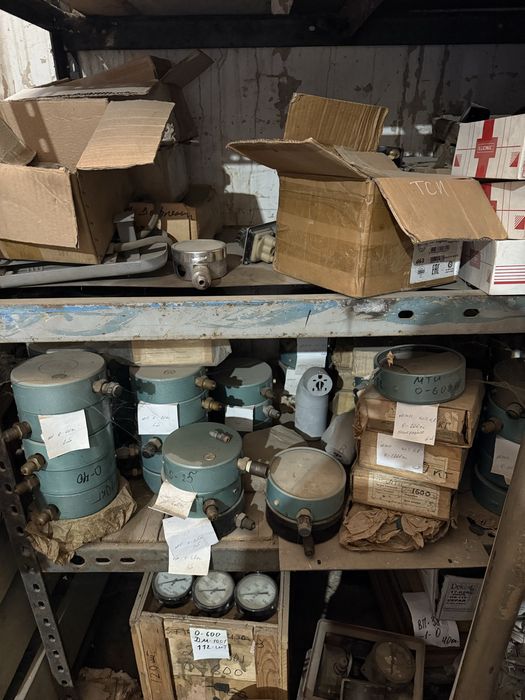 Манометр разный.