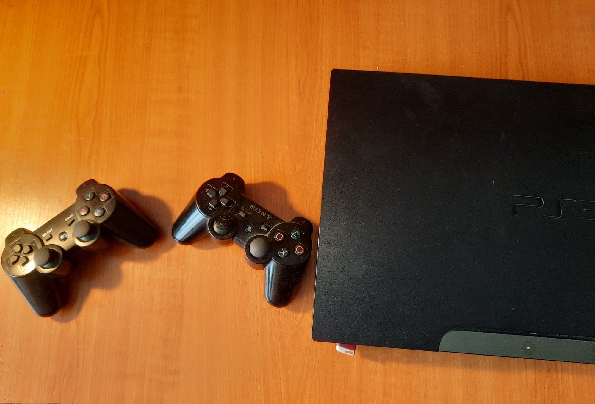 Ps3 modat cu două controlăre+multe jocuri