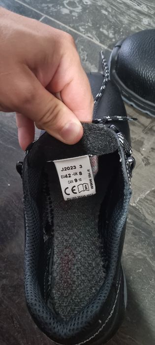 De vânzare bocanci de protecție noi.
