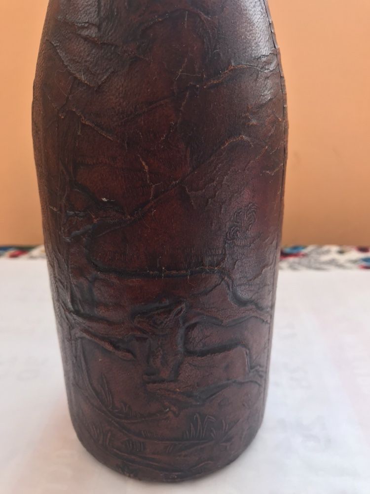 Испанска бутилка декорирана с естествена кожа