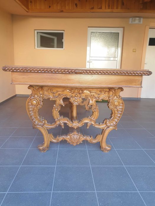 Масивна дървена маса