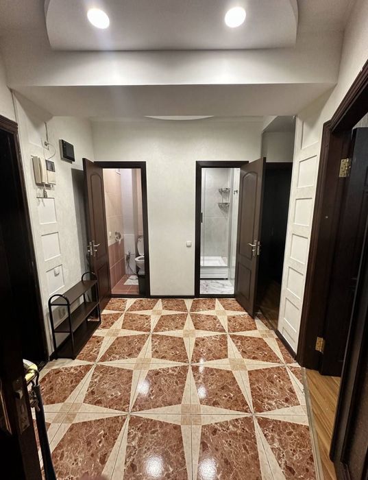 Квартира на метро ОЙБЕК 3/3/4 общ пл 77м/77 серия  с обстановкой