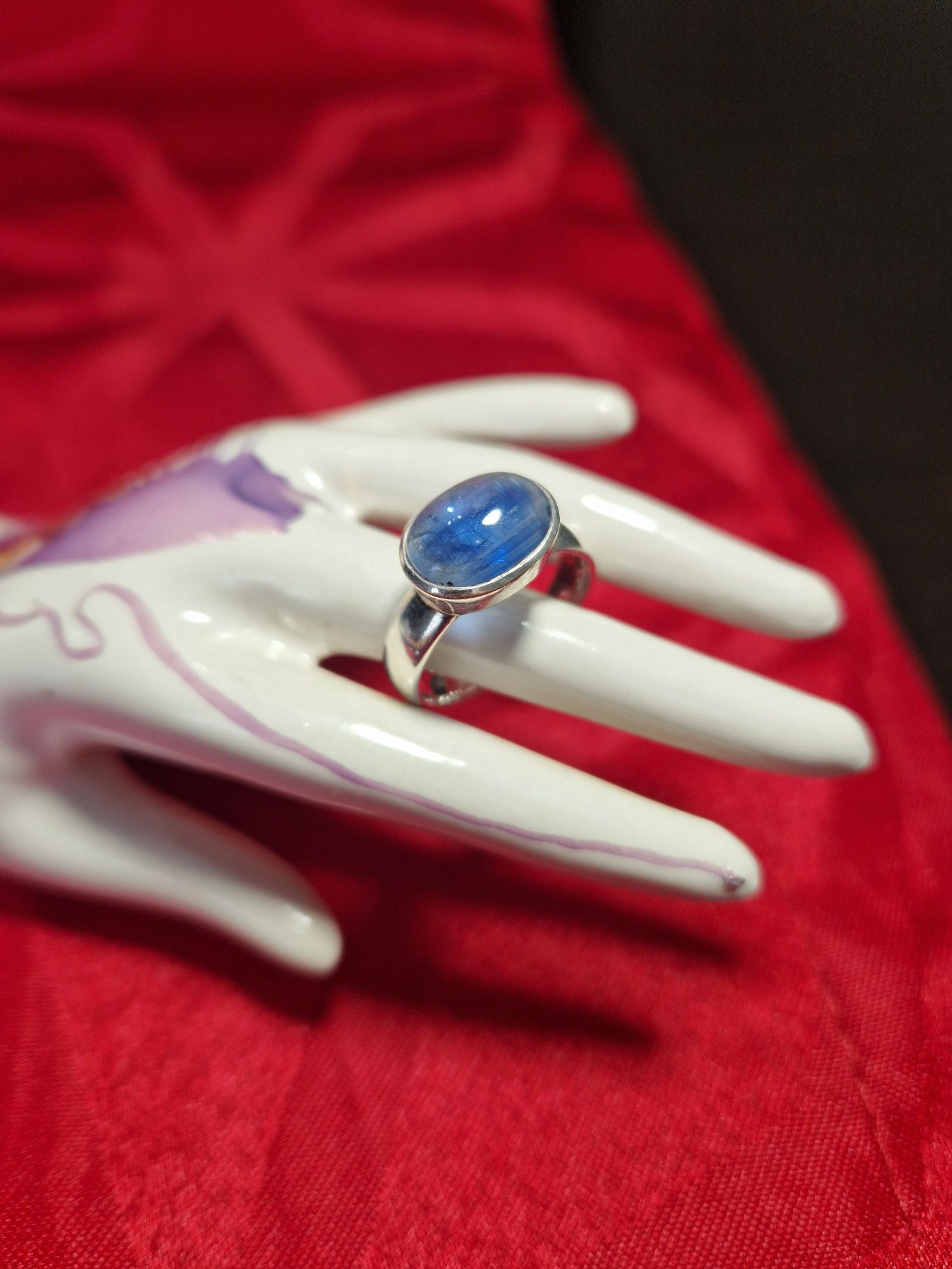 Изискан и красив сребърен пръстен