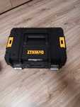 Куфар Dewalt нов