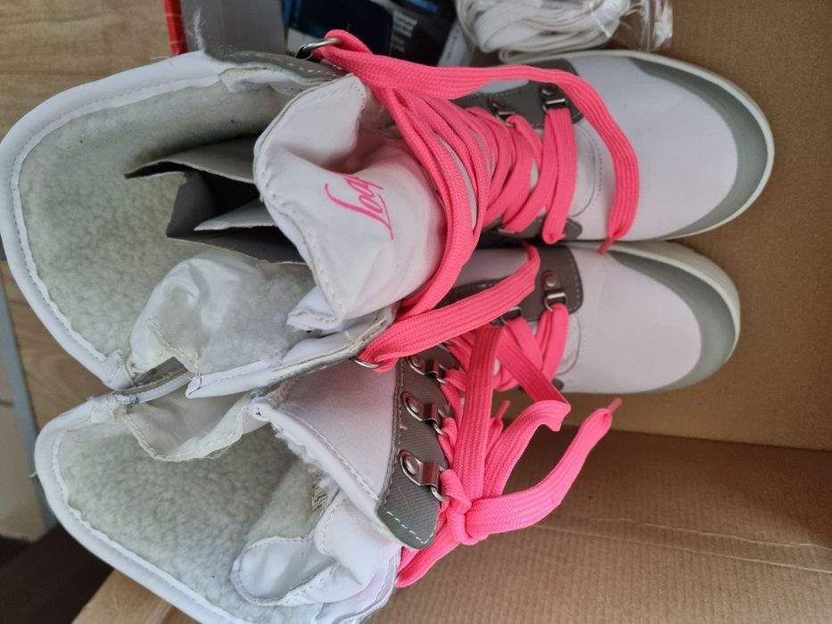 Нови топли спортни ботуши