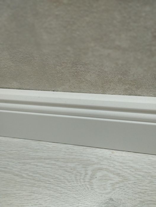 Продам плинтус пластиковый 10 см. В длину 2,40м. 3 шт.новый