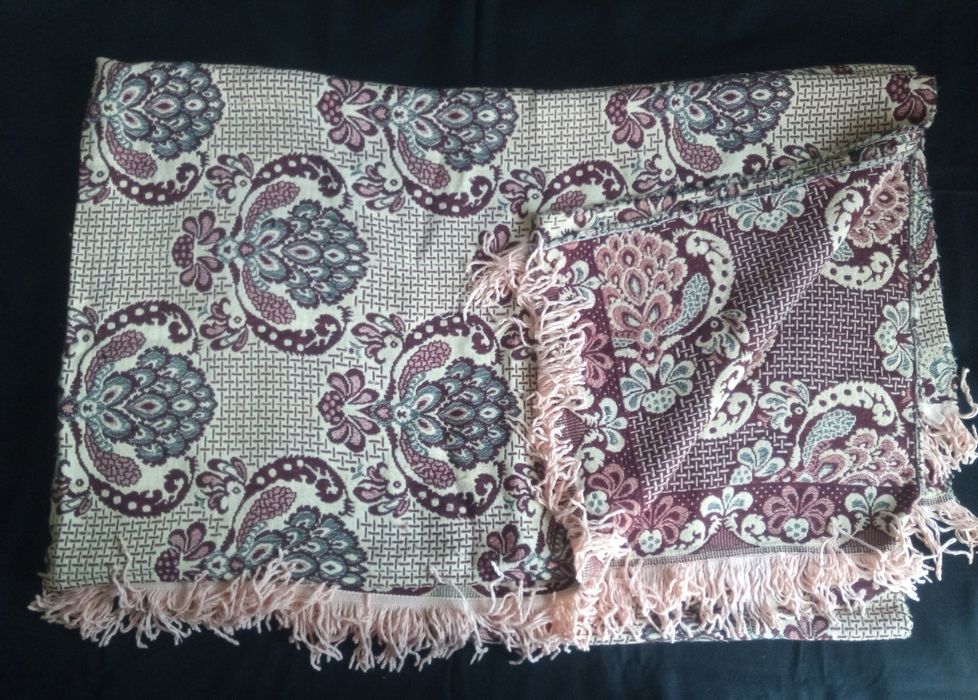 Покривка за легло с ресни от социализма