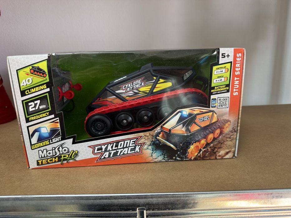 Количка с дистанционно управление Танк Cyklone Attack Radio/C