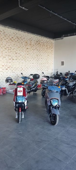 Skuter moped sotiladi