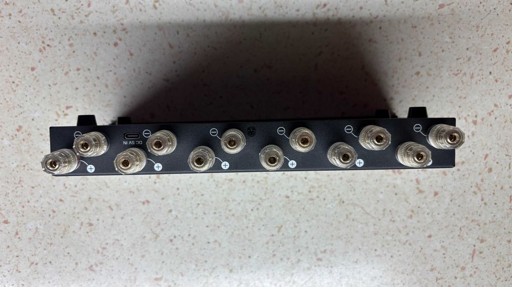 Selector boxe sau amplificator cu telecomanda