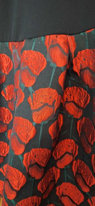 Рокля в черно и червено, тип балон