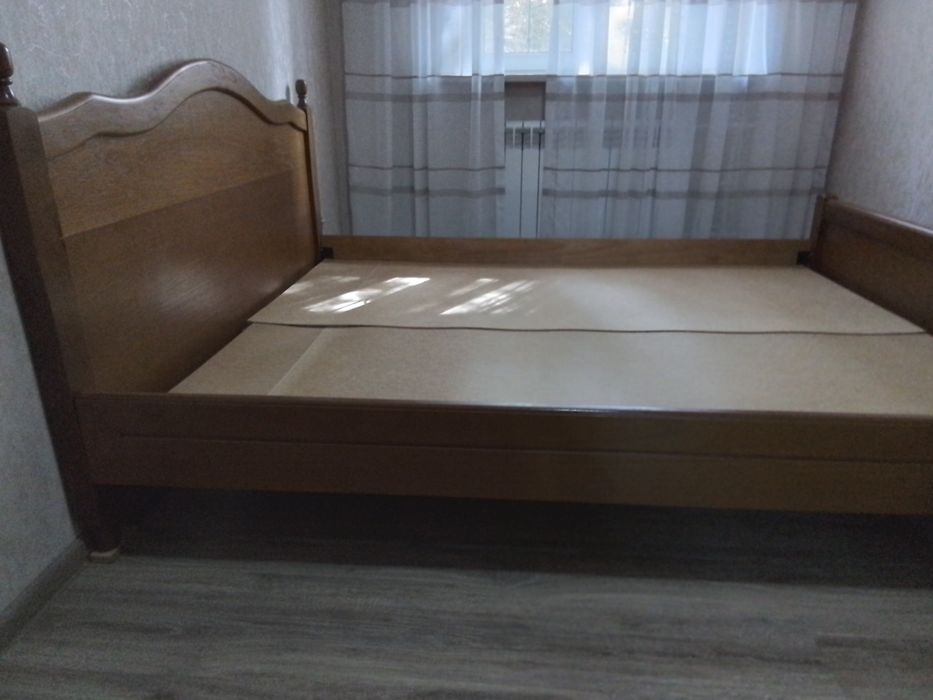 Кровать деревянная