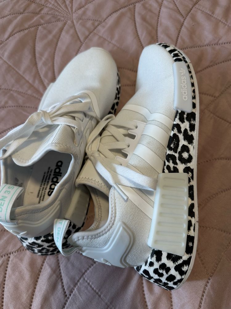 Adidas- чусто нови