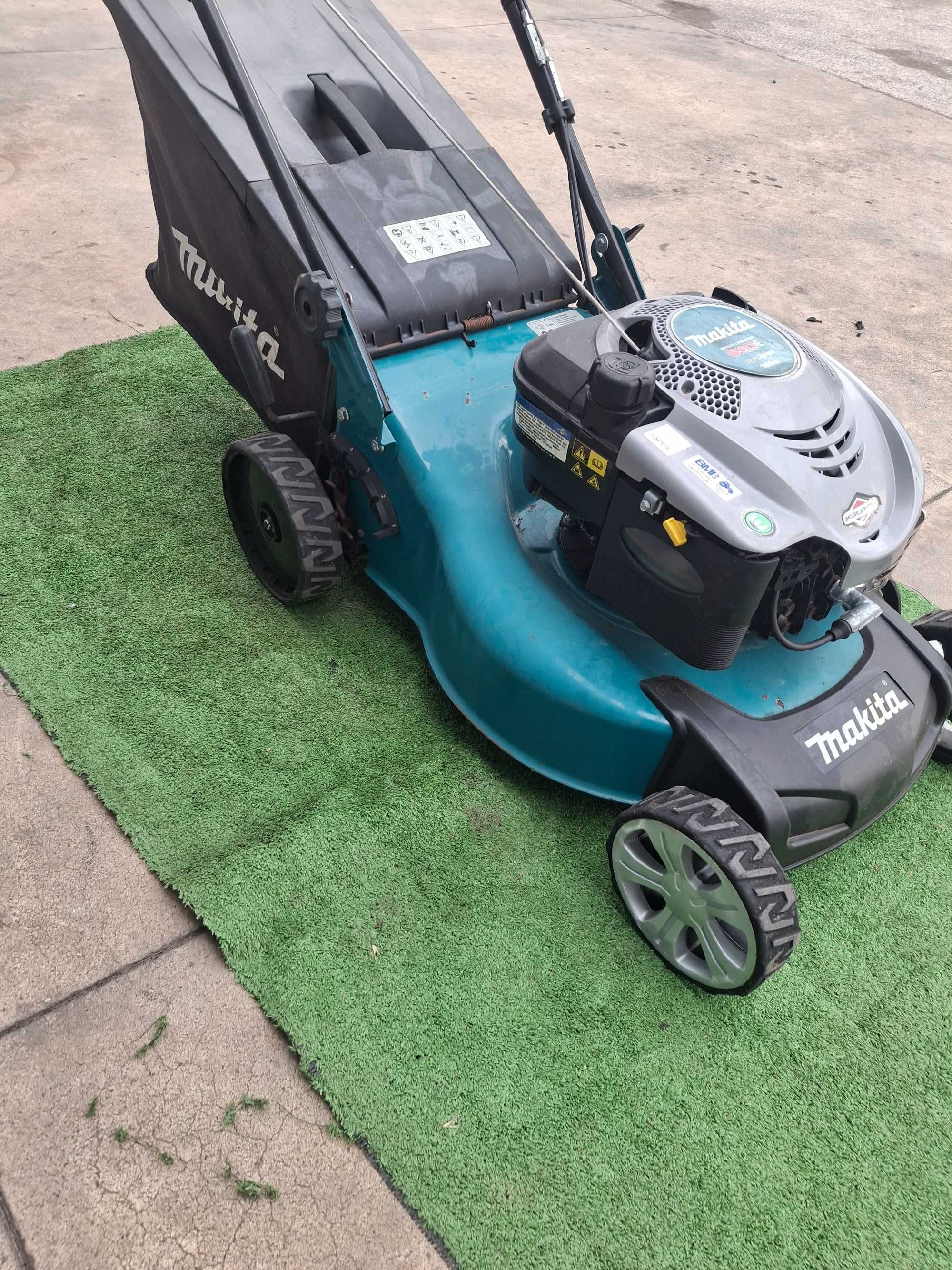 Бензинова самоходна косачка Makita
