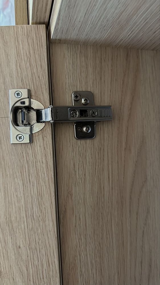 Продава се гардероб, изработен по поръчка.
