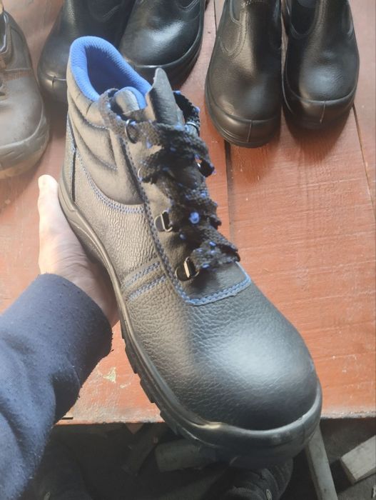 Ишга кийиш учун хар хил турдаги сапог ва ботинкалар