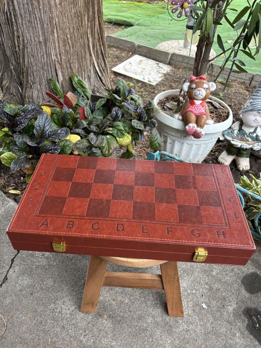 Шах+табла в кожена кутия с дървени фигури