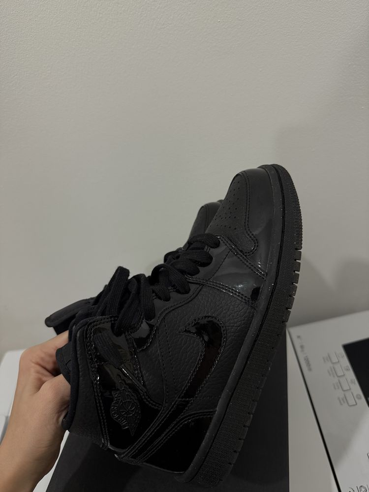 Air Jordan 1 Mid Black