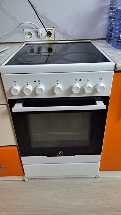 Электро плита  ELECTROLUX  4-× комфорный   + вытяжка LEADBROS